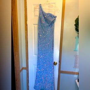 Hey I’m selling an prom dress only been worn once